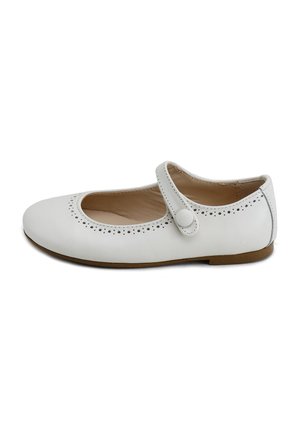 Zapato plano Mary Jane de piel blanca con detalles perforados a lo largo de los bordes y una correa con botón, suela marrón clara y puntera redondeada.