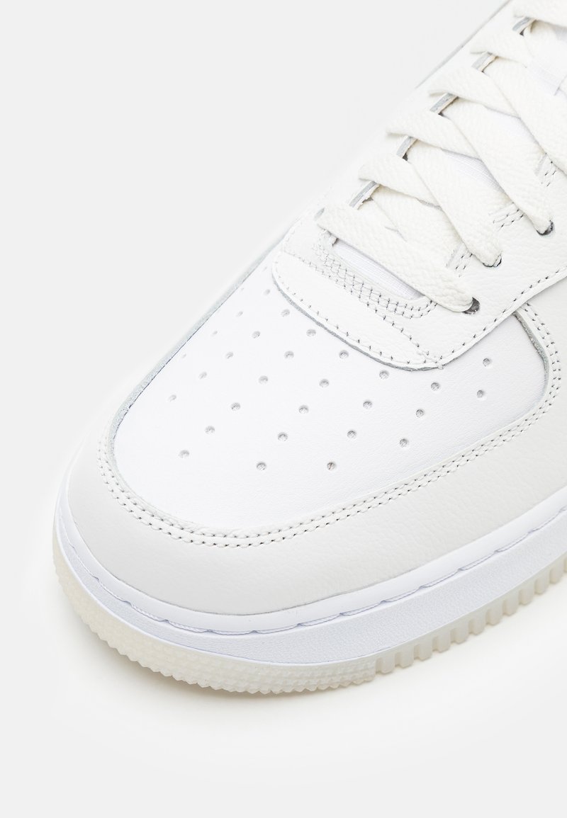 Nike Sportswear AIR FORCE 1 07 LV8 - Sneaker low - white/phantom 