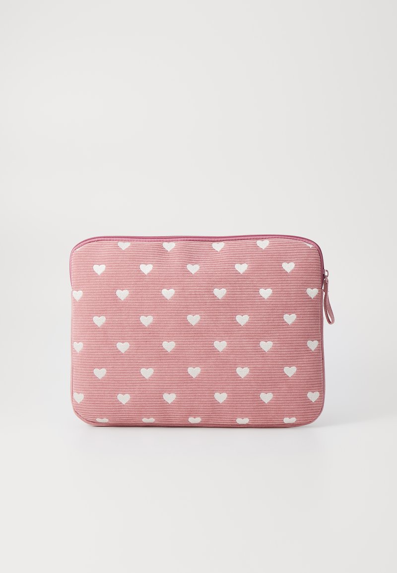 Vaaleanpunainen vetoketjullinen kannettava tietokonesuojus, jossa on teksturoitu raidallinen kuosi ja pieniä valkoisia sydämiä tasaisesti tilassa.