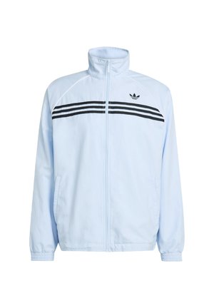 Lichtblauw jack met ritssluiting, voorzien van wit-zwart gestreepte accenten over de borst en een opstaande kraag. Zachte textuur met elastische manchetten.