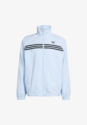 Jachetă cu fermoar albastru deschis, cu accente dungi albe și negre pe piept și guler în picioare. Textură moale cu mansete elastice.