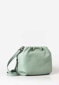 Mintgroene leren crossbodytas met een verzameld ontwerp aan de bovenkant, ritsluiting en verstelbare schouderriem. Gestructureerd oppervlak en compacte vorm.