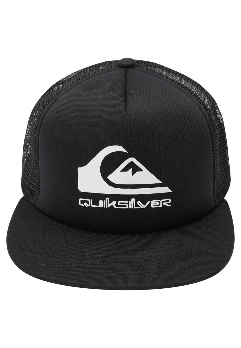 Svart nätkappa med platt skärm och en vit Quiksilver-logotyp som har en design med våg och berg på framsidan.