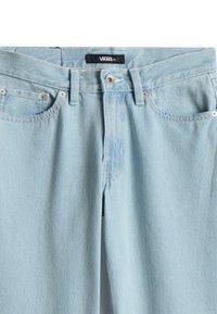 Jeans in denim azzurro chiaro con taglio a gamba dritta, caratterizzati da un design classico a cinque tasche, chiusura con bottoni e etichetta VANS sulla cintura.
