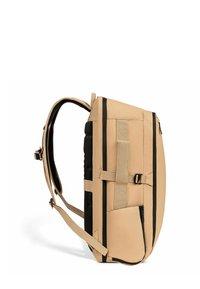 Mochila marrón con forma rectangular, lado negro acolchado, correas ajustables, múltiples compartimentos y un bolsillo con cremallera en la parte delantera.