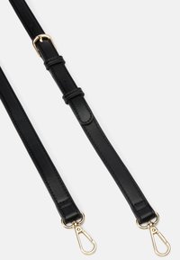 Černý kožený pásek s hladkým povrchem, se zlatou kovovou sponou a dvěma klipovými úchyty na koncích pro upevnění předmětů.