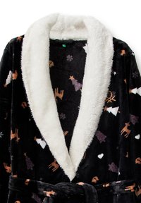 Zwarte fleece badjas met witte pluche kraag, versierd met kerstbomen, rendieren, sneeuwvlokken, harten en een taillekoord.