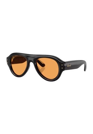 Solbriller med sort ramme og afrundede orangetonede linser, med små gyldne prikker nær hængslerne og Ray-Ban logo på stangen.