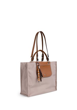 Beige rechthoekige draagtas met bruine leren handvatten, voorvak en decoratieve meerkleurige kralenkwast.