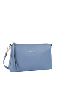 Clutch bag in pelle blu con finitura testurizzata, dotata di hardware dorato e tracolla staccabile. Branding discreto visibile sulla parte frontale.
