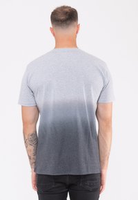 Paradiso Clothing MUSE BAND LOGO DIP DYE - Print T-shirt - white