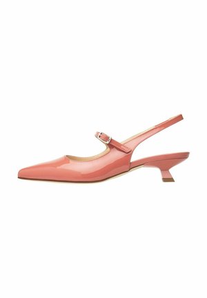 Sandali con tacco slingback in patent corallo, con punta appuntita e cinturino alla caviglia con fibbia. Tacco basso a blocco di forma quadrata.