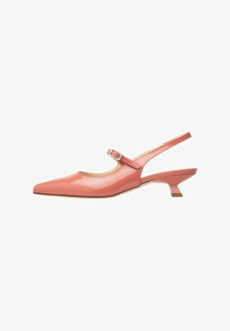 Escarpins slingback en patent corail avec un nez pointu et une bride de cheville dotée d'une boucle. Talon bloc bas de forme carrée.