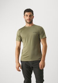 Camiseta de manga corta en verde olivo hecha de tejido sintético, con un cuello redondo y un pequeño logo negro en el pecho.