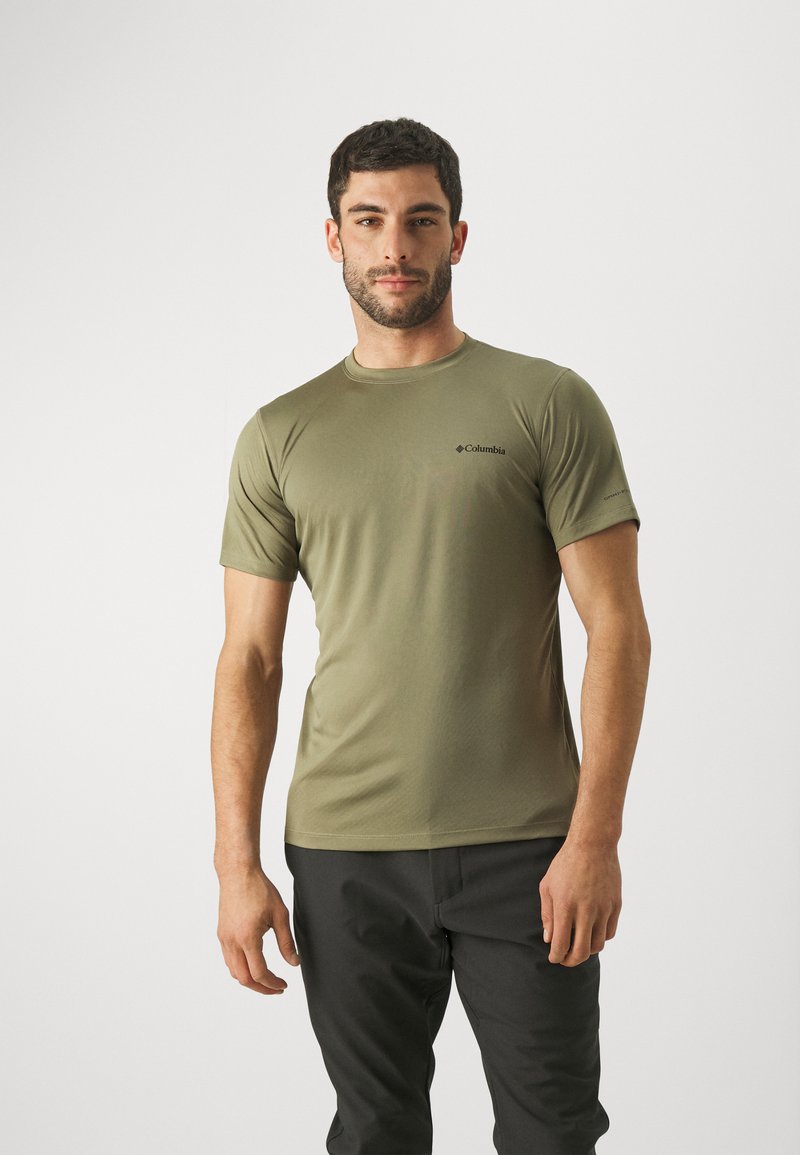 Camiseta de manga corta en verde olivo hecha de tejido sintético, con un cuello redondo y un pequeño logo negro en el pecho.