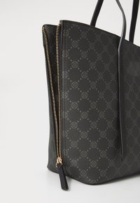 Borsa a tracolla nera con una finitura testurizzata, caratterizzata da un motivo geometrico. I dettagli includono una cerniera in tono oro e manici in pelle.
