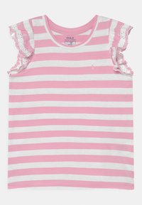 Vaaleanpunainen ja valkoraidallinen lyhythihainen t-paita, jossa pitsikoristeet olkapäillä ja pieni kirjailtu logo vasemmassa rinnassa. Puuvillamateriaalia.