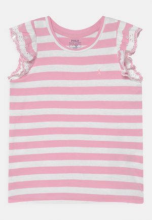Różowo-biały, pasiasty t-shirt z krótkim rękawem, z koronkową lamówką na ramionach oraz małym haftowanym logo na lewej piersi. Materiał bawełniany.