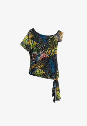 Lühikeste varrukatega asümmeetriline must topp, millel on värvilised troopilised kalad ja lillemustrid ning küljesõlmimine.