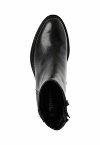 Černá kožená kotníková bota s kulatou špičkou, hladkým povrchem, bočním zipem a minimálními švy, která se vyznačuje elegantním designem.