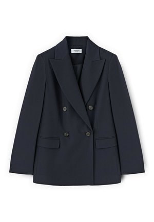 Czarna marynarka dwurzędowa z klapami z wycięciem, dwoma przednimi kieszeniami z patkami i czterema czarnymi guzikami, ułożona płasko na białym tle.