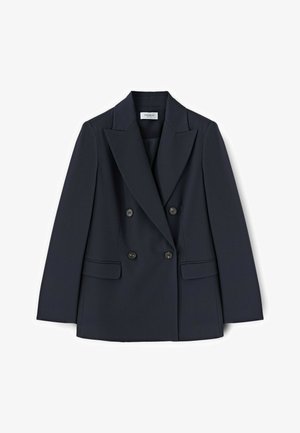 Czarna marynarka dwurzędowa z klapami z wycięciem, dwoma przednimi kieszeniami z patkami i czterema czarnymi guzikami, ułożona płasko na białym tle.