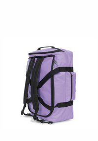 Zaino viola realizzato in materiale resistente, con spallacci neri, una maniglia superiore e diverse cerniere per un facile accesso e stoccaggio.