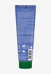Hydraterende conditioner tube, blauw met groene dop, bevat ingrediënten zoals hyaluronzuur en jojoba-olie. Getextureerd etiket met meertalige informatie.