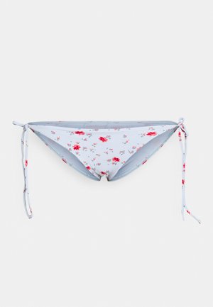 Bas de bikini floral avec une base bleu clair, comportant des fleurs rouges et roses, des côtés à lacer et un tissu doux et extensible.