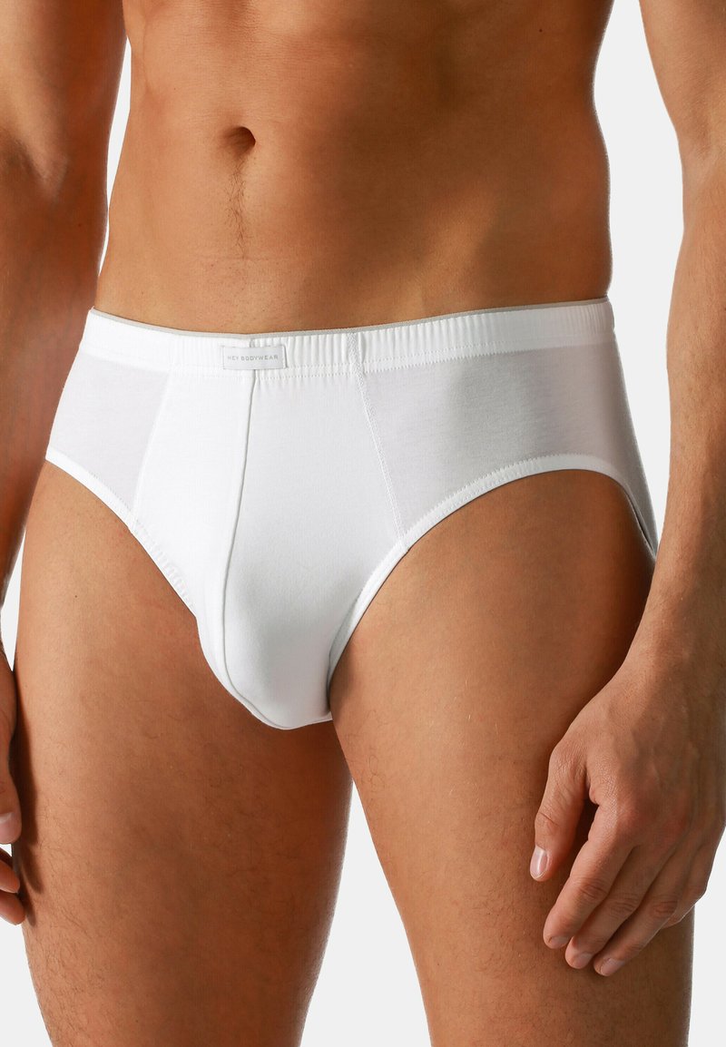 Witte katoenen boxershorts met een getailleerd ontwerp, elastische tailleband en een gladde textuur. Voorzien van een klein label op de voorkant van de tailleband.