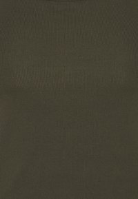 Top ajustado sin mangas de color verde oliva con textura acanalada, que presenta un escote redondo y un acabado liso en toda la tela.