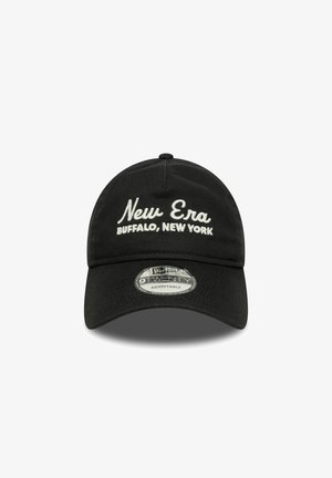 Črna bejzbol kapa z nastavljivim trakom. Na sprednji strani je belo vezeno besedilo "New Era Buffalo, New York" in okrogla oznaka s logotipom.
