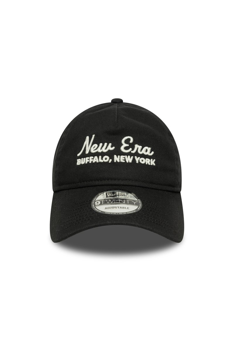 Črna bejzbol kapa z nastavljivim trakom. Na sprednji strani je belo vezeno besedilo "New Era Buffalo, New York" in okrogla oznaka s logotipom.