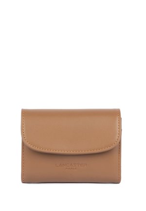 Petit portefeuille rectangulaire en cuir marron clair avec rabat arrondi et logo "Lancaster Paris" embossé au centre avant.