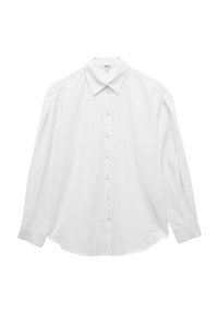 Camisa blanca de manga larga con cuello clásico, que presenta un corte relajado, dobladillo redondeado y sin patrones ni acentos visibles.