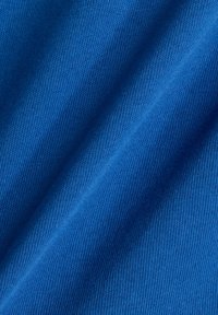 Blåt stof med en glat, struktureret overflade og fine ribber. Farven er ensartet og levende, egnet til forskellige tekstilformål.