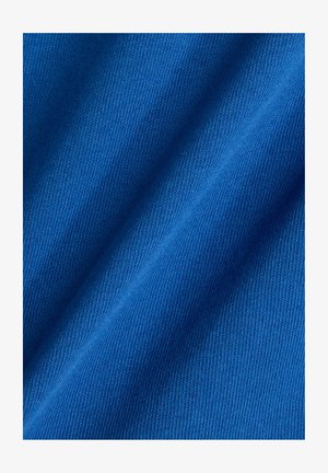Blauer Stoff mit einer glatten, strukturierten Oberfläche und feiner Rippung. Die Farbe ist gleichmäßig und lebendig, geeignet für verschiedene textiltechnische Anwendungen.