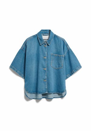 Blaues Jeanshemd mit kurzen Ärmeln, vorderen Knöpfen, einer einzelnen Brusttasche und spitzem Kragen, dargestellt auf weißem Hintergrund.