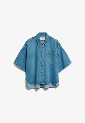 Blauw denim overhemd met korte mouwen, knopen aan de voorkant, een borstzakje en een puntige kraag, afgebeeld tegen een witte achtergrond.