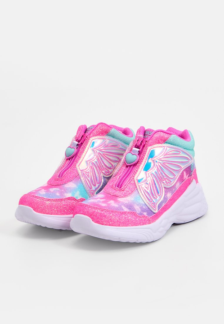 Sneaker rosa e blu con una finitura luccicante, dotate di chiusura con zip e motivi a forma di ala sui lati. Suole bianche offrono un contrasto.