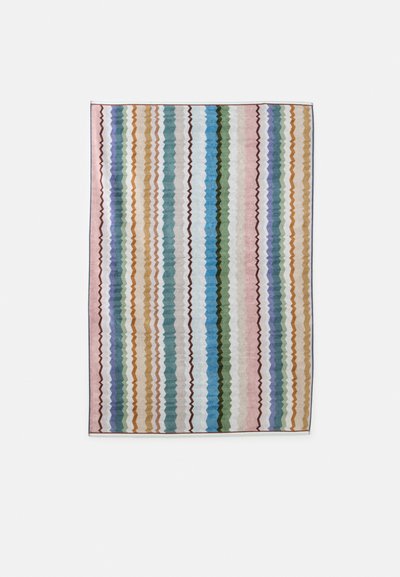 Tissu rectangulaire avec des rayures ondulées verticales dans des couleurs atténuées, notamment bleu, vert, marron, rose, violet et blanc sur un fond clair.