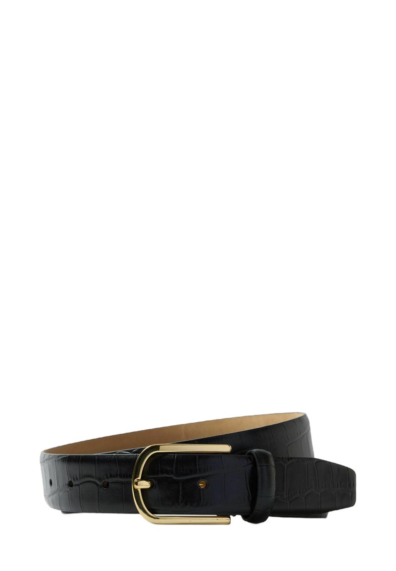 Ceinture en cuir noir avec texture crocodile et boucle en métal doré brillant, enroulée sur un fond blanc.