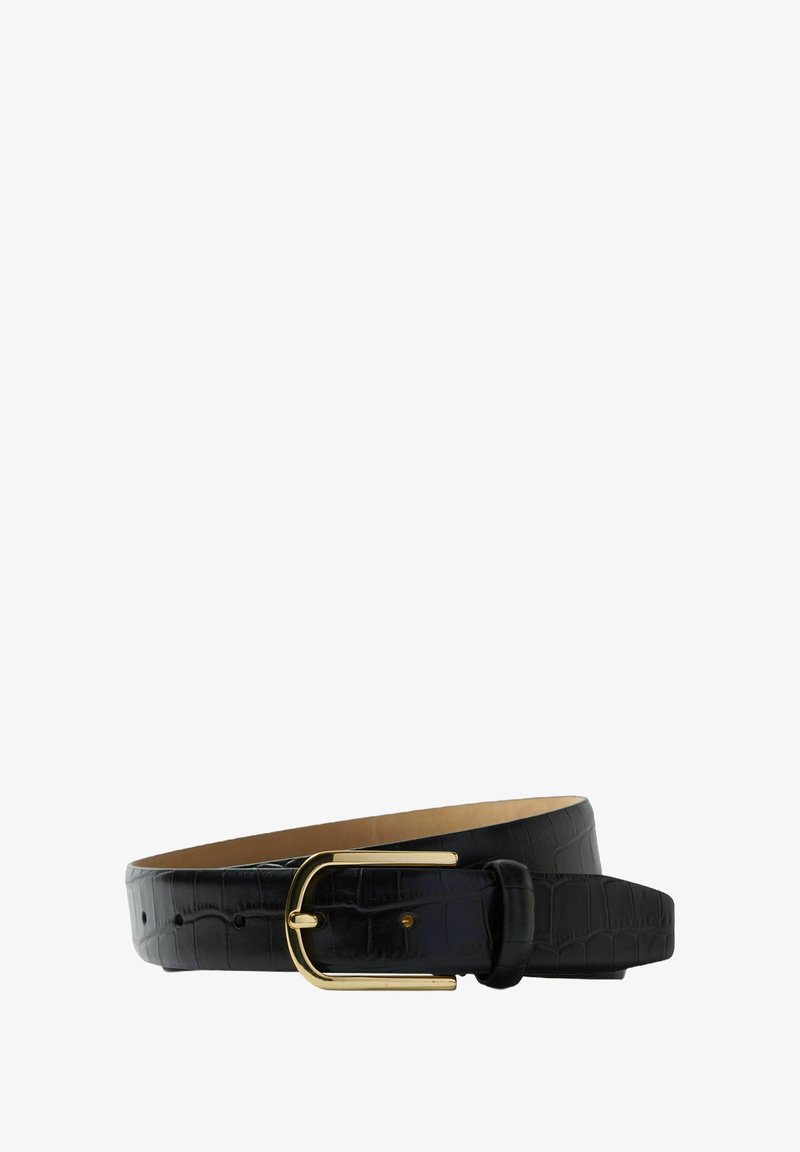 Ceinture en cuir noir avec texture crocodile et boucle en métal doré brillant, enroulée sur un fond blanc.