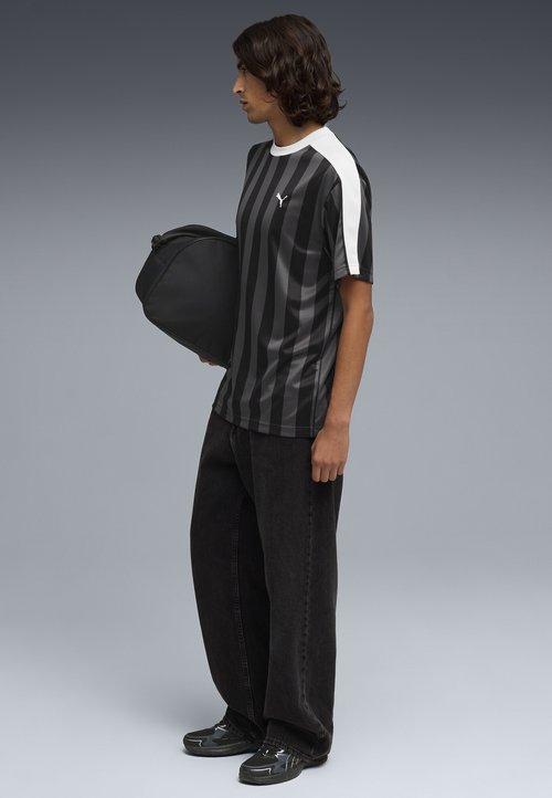 PUMA ESSENTIALS T7 RELAXED FUSSBALLTRIKOT - Print T-shirt - black — photo 3