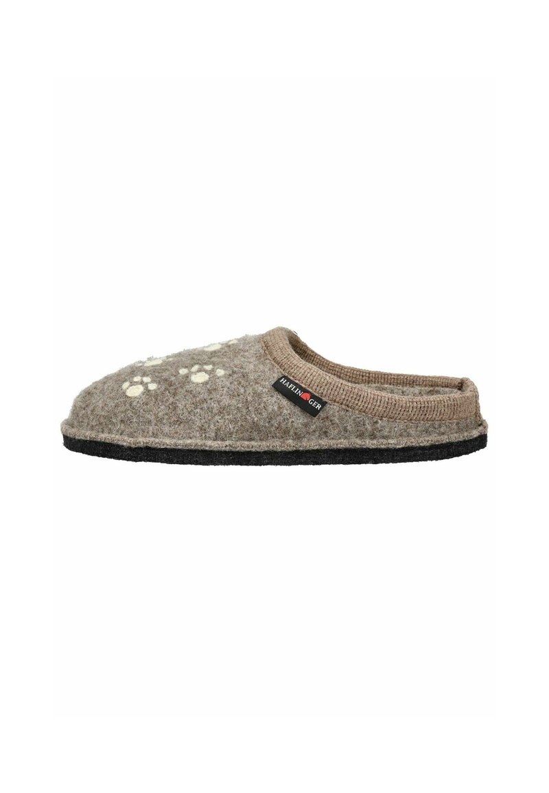 Grå følesneaker med en brun strikket manchet, der har hvide poteaftryk som accent, og en sort gummisål. Mærket er synligt på siden.