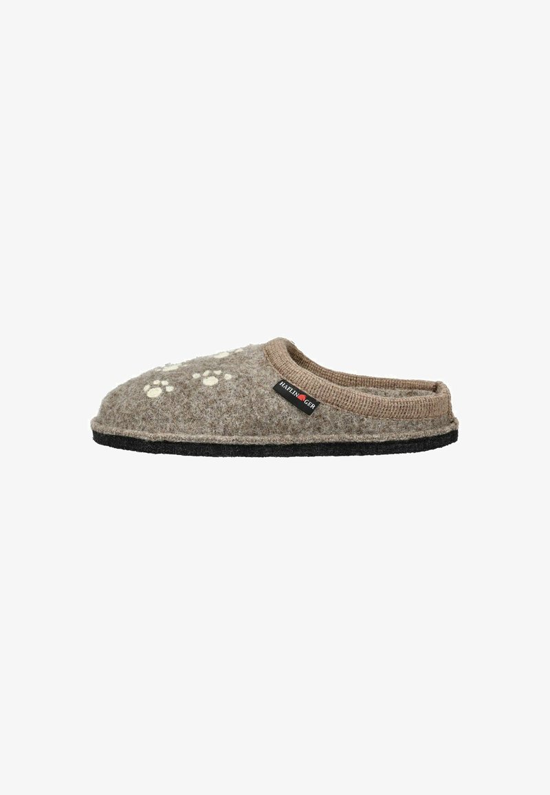 Pantofole grigie in feltro con un risvolto a maglia marrone, decorate con accenti di impronte di zampe bianche e una suola in gomma nera. Etichetta del marchio visibile di lato.