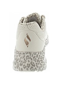 Weißer und grauer Sneaker mit Leopardenmuster auf der Sohle, versehen mit perforierten Details, einer strukturierten Ferse und einem Logoakzent.