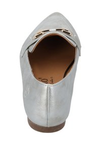 Scarpa argentata metallica a punta, con tacco basso, caratterizzata da un accento dorato decorativo sulla parte anteriore. Texture liscia e design minimalista.