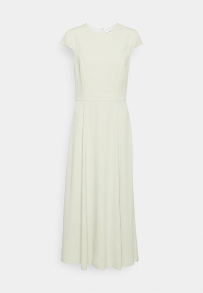 Robe vert clair à manches courtes, avec un corsage ajusté et une jupe fluide, fabriquée en tissu lisse avec un éclat subtil. Design simple.