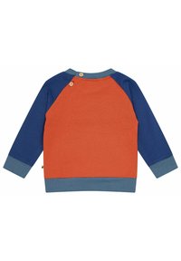 Maglietta a maniche lunghe arancione e blu con scollatura rotonda e maniche raglan. Presenta una chiusura con bottoni in legno sulla schiena e polsini a costine.